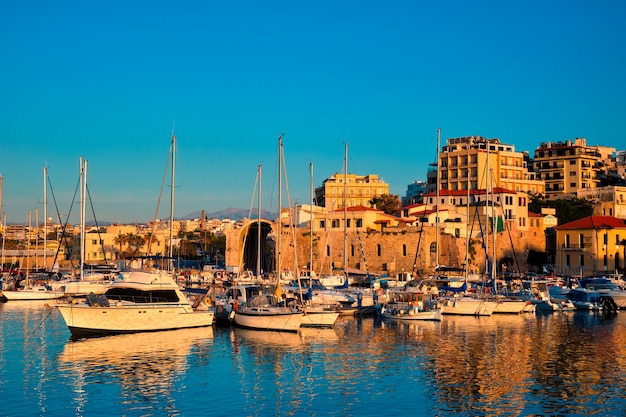 Fuerte veneciano en heraklion y barcos pesqueros amarrados en la isla de creta grecia