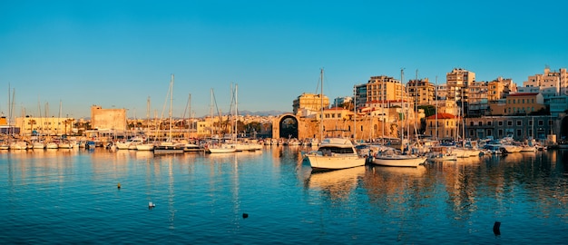 Fuerte veneciano en heraklion y barcos pesqueros amarrados en la isla de creta grecia