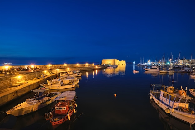 Fuerte veneciano en heraklion y barcos pesqueros amarrados en la isla de creta grecia