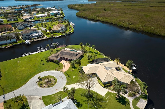 Fuertemente dañadas por el huracán Ian casas junto al mar en la zona residencial de la casa de Florida Consecuencias del desastre natural