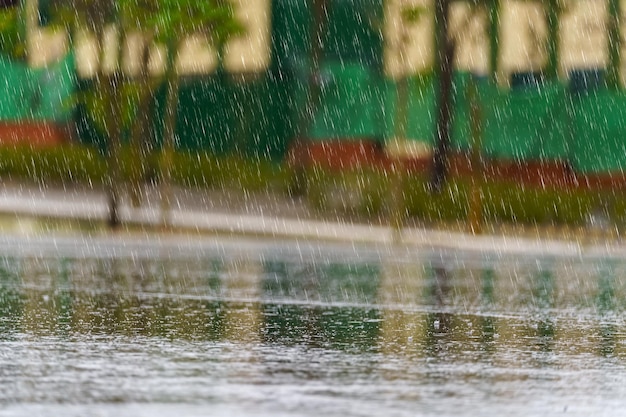 Fuertes lluvias cayendo y grandes gotas de lluvia cayendo al suelo