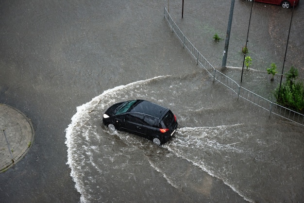 Las fuertes lluvias provocaron inundaciones en las carreteras de la ciudad.