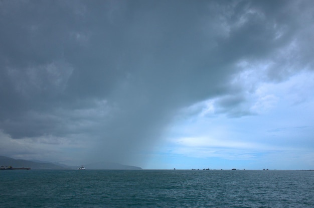 Fuertes lluvias sobre el Mar Negro Nubes oscuras con una banda de lluvia en el cielo azul