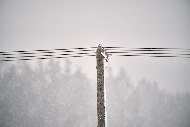 Fuertes nevadas en los cables eléctricos Cables eléctricos congelados en la ciudad Invierno Cables eléctricos peligrosos Nieve sin limpiar en los cables Cables eléctricos viejos Tecnología eléctrica antigua