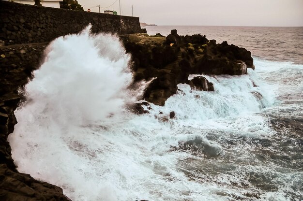 Fuertes olas rompiendo en la costa volcánica de Tenerife Islas Canarias