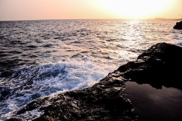 Foto fuertes olas rompiendo en la costa volcánica