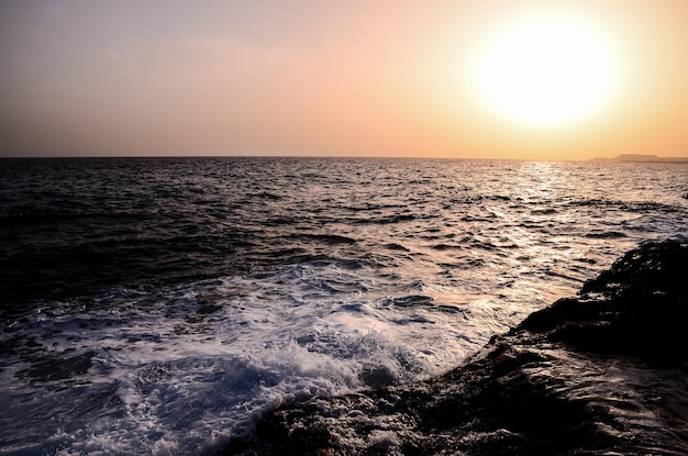 Fuertes olas rompiendo en la costa volcánica