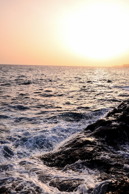 Fuertes olas rompiendo en la costa volcánica