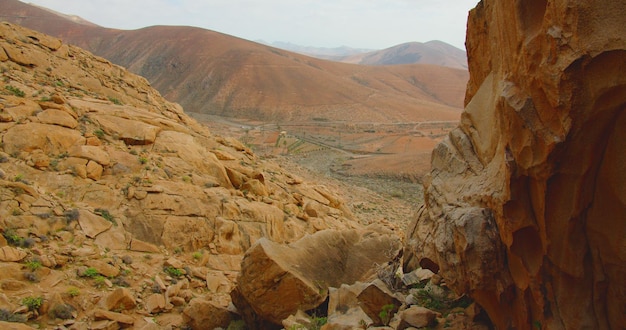 Fuerteventura Islas Canarias España Árido desierto seco montañas valle vacío y barranco Trikking camino Barranco de las Penitas Suelo sin vida Cámara lenta Alta calidad 4k