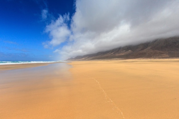 Fuerteventura-Südstrand mit Wolken