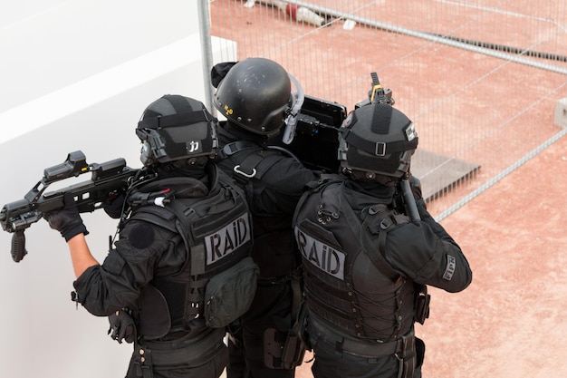 La fuerza policial de pie con armas