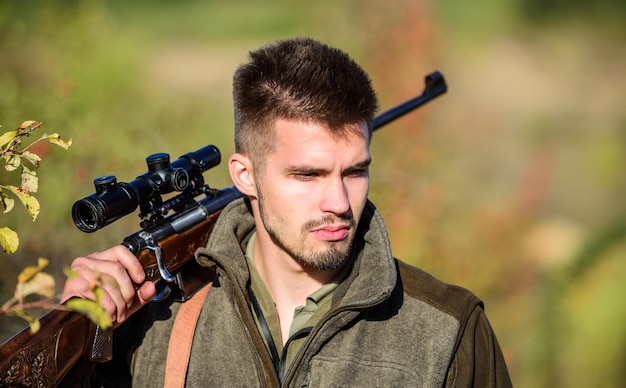 Fuerzas armadas Camuflaje Cazador de hombres barbudos Habilidades de caza y equipo de armas Cómo convertir la caza en un pasatiempo Moda de uniforme militar Cazador de hombres con rifle Campamento de entrenamiento Concentración total