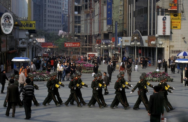 Foto fuerzas armadas marchando por la acera en la ciudad