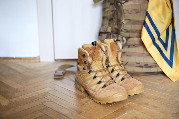 Fuerzas Armadas de Ucrania Soldado ucraniano botas mochila y bandera Bandera ucraniana en uniforme militar