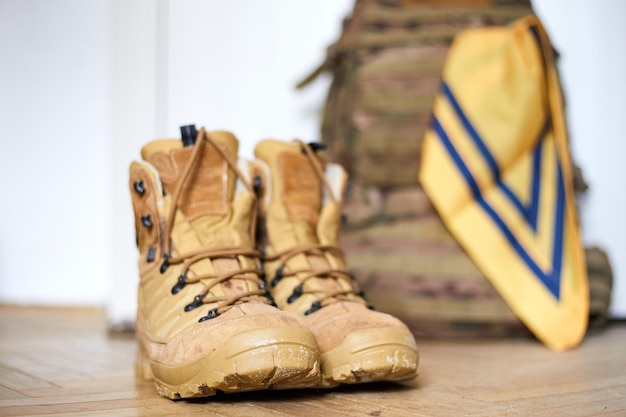 Fuerzas Armadas de Ucrania Soldado ucraniano botas mochila y bandera Bandera ucraniana en uniforme militar