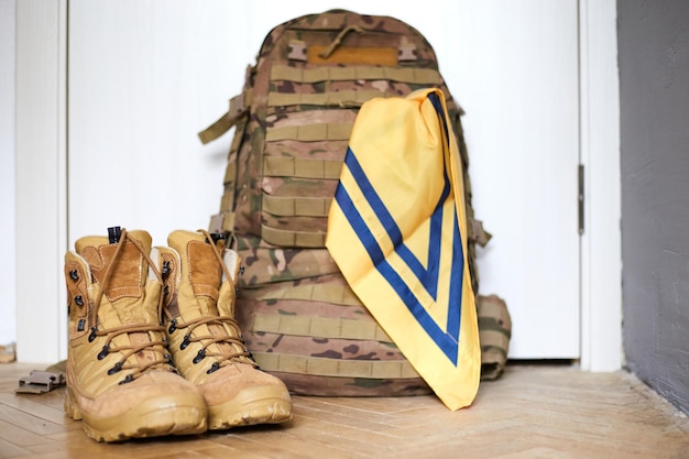 Fuerzas Armadas de Ucrania Soldado ucraniano botas mochila y bandera Bandera ucraniana en uniforme militar