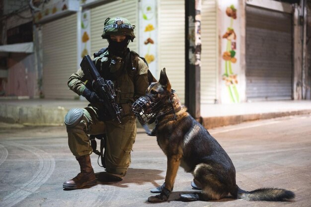 Foto fuerzas de defensa de israel con perros unidad israel oketz
