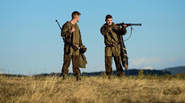 Fuerzas del ejército Camuflaje Amistad de los cazadores Habilidades de caza y equipo de armas Cómo convertir la caza en un pasatiempo Moda de uniforme militar Mirar al objetivo a través de la mira del francotirador Campo de entrenamiento