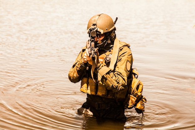 Foto fuerzas especiales en el agua