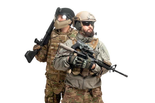 Fuerzas especiales americanas dos soldados en equipo militar con armas en un fondo blanco