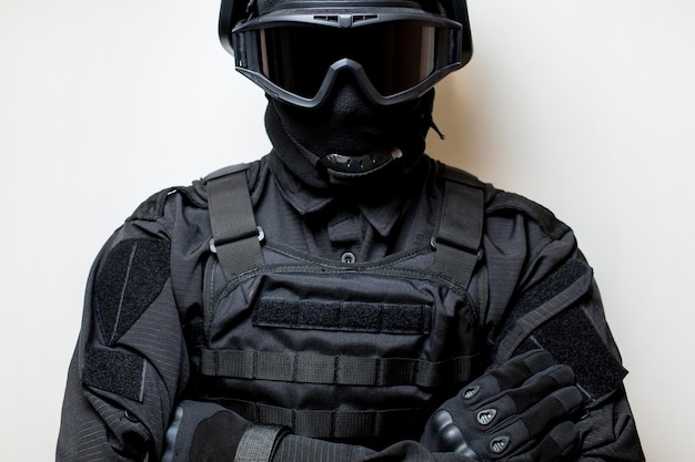 Fuerzas especiales con máscara de uniforme negro y chaleco antibalas SWAT Gafas de seguridad para casco táctico