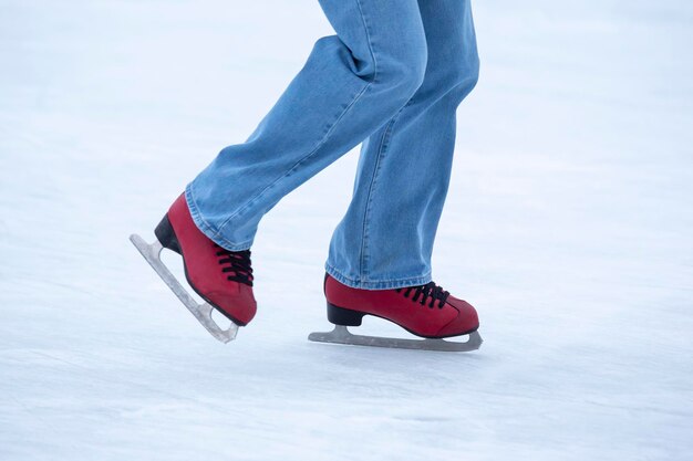 Füße auf Schlittschuhen auf einer Eisbahn. Wintersport und Erholung