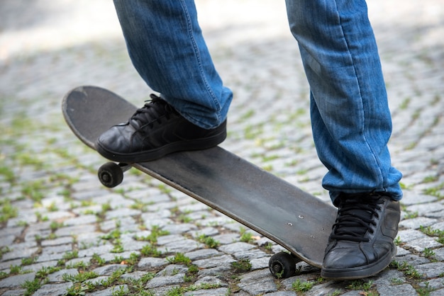 Füße auf Skateboard