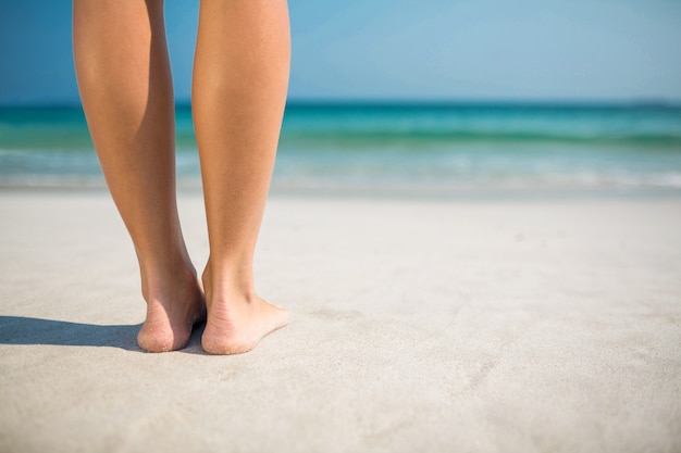 Füße der Frau am Strand