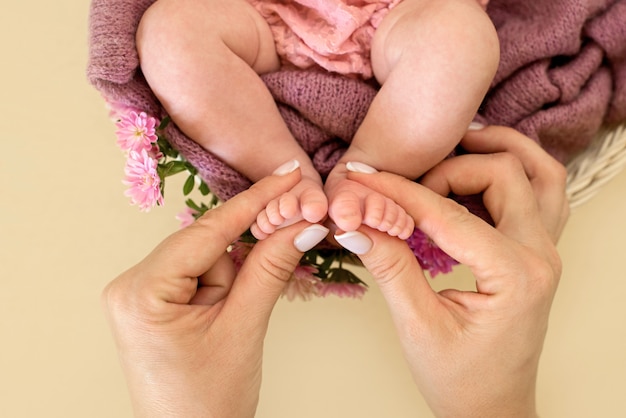 Füße des Neugeborenen, Mutter Finger an den Füßen, mütterliche Fürsorge, Liebe und Familie umarmt Konzept, Zärtlichkeit. Speicherplatz kopieren. Mutter und Baby