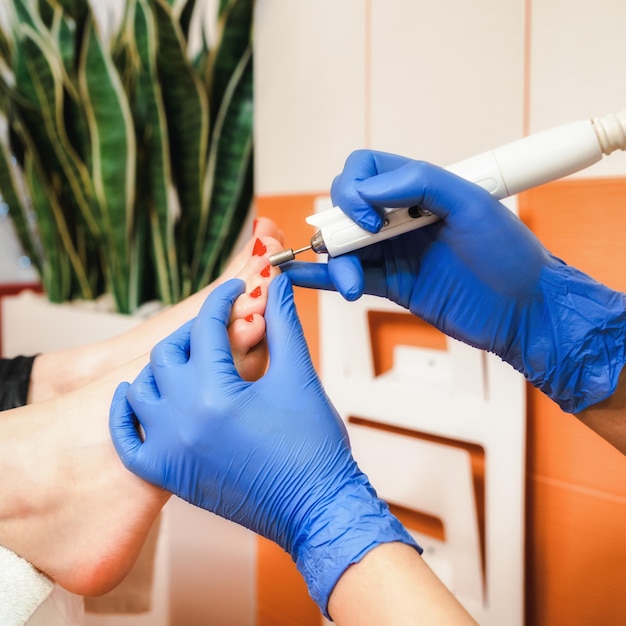 Foto füße, die von einem professionellen fußpflegespezialisten behandelt werden körper- und nagelpflegekonzept