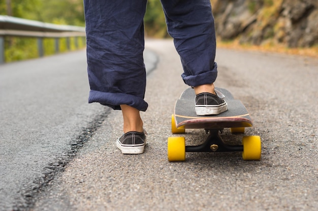 Füße eines Mädchens auf einem Skateboard