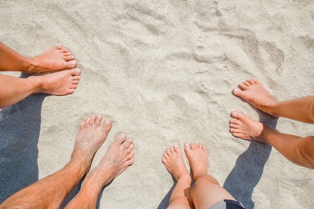 Füße im Sand glücklicher Menschen am Meer auf Naturreisen