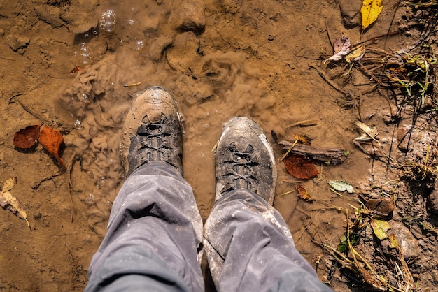 Füße in Trekkingschuhen im Sumpf