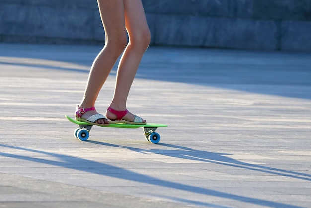 Füße Mädchen Skateboarden in der Stadt