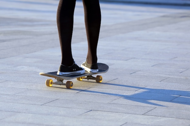 Füße Mädchen Skateboarden in der Stadt