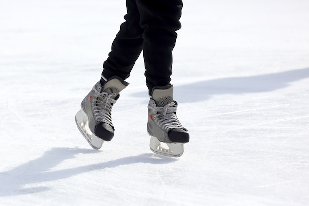 Füße Schlittschuh auf der Eisbahn