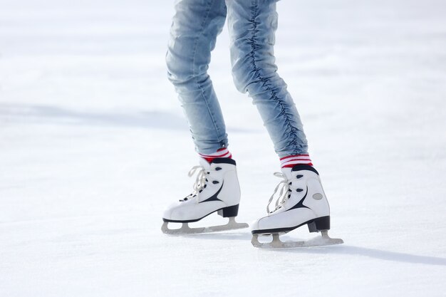 Füße Schlittschuh auf der Eisbahn