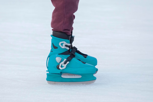 Füße Schlittschuhlaufen auf der Eisbahn. Hobbys und Sport. Urlaub und Winteraktivitäten.