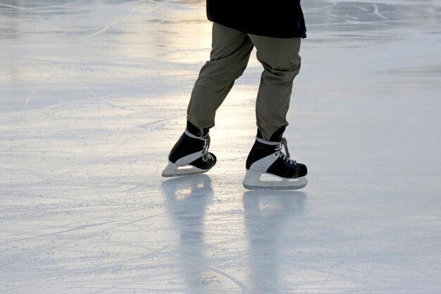 Füße skating Person auf der Eisbahn