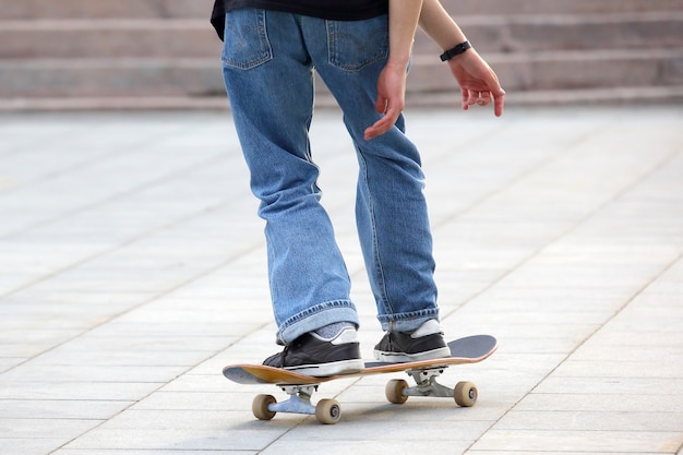 Füße Teen Skateboarding in der Stadt