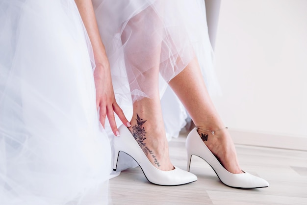 Füße von Braut- und Bräutigamhochzeitsschuhen