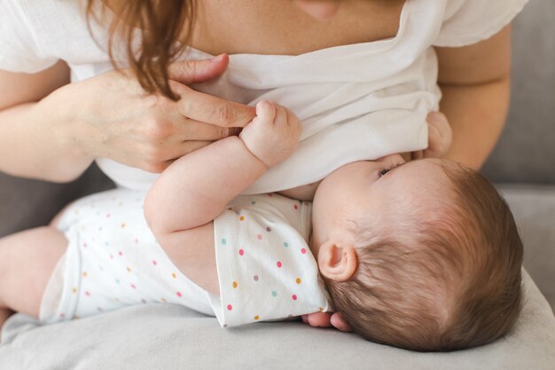 Fütterungsbaby der Frau mit der Brust