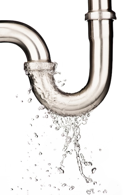 Fuga de agua de una tubería de fregadero de acero inoxidable en aislado sobre fondo blanco