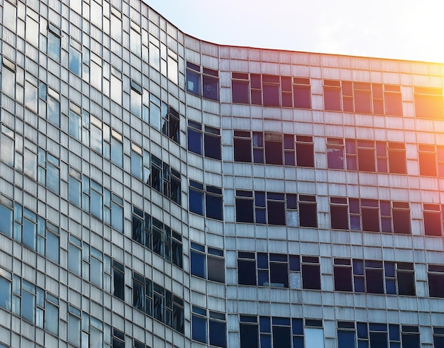 Fuga de luz sobre el fondo del edificio moderno