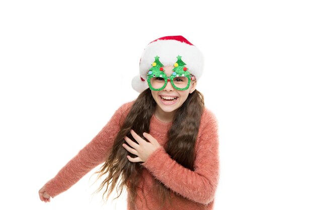 Fugir. Feriado de Natal. Menina com chapéu de Papai Noel. Se divertindo. Criança feliz árvore de Natal óculos acessórios estande adereços. Papai Noel. Evento de Natal e entretenimento. Feliz com o ano novo.