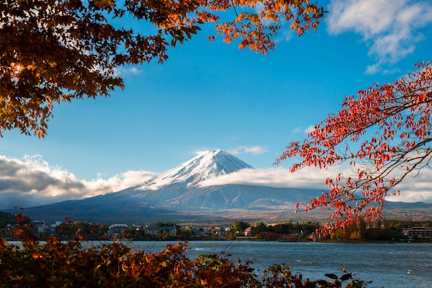 Fuji-Berg in der Herbstfarbe, Japan