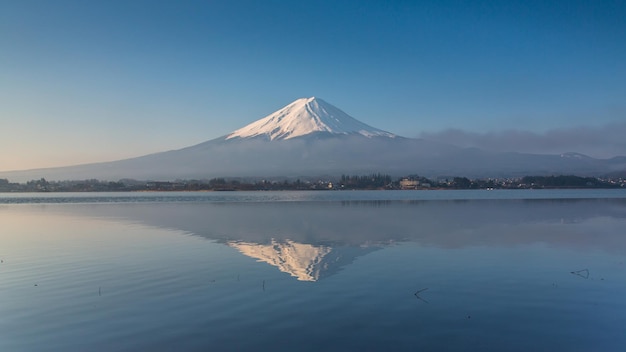 Fuji-Berg mit Sonnenaufgang am Morgen und See in Japan