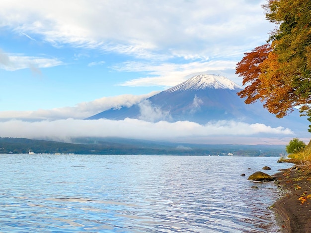 Foto fuji-berg mit wolken in kawaguchigo, japan