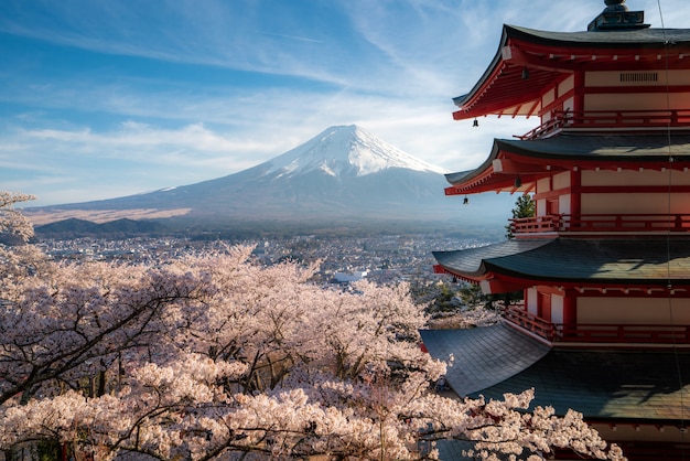 Fujiyoshida, japão, no pagode de chureito e no monte. fuji na primavera com flores de cerejeira em plena floração durante o nascer do sol. japão