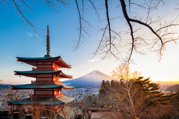 Foto fujiyoshida, japón en la pagoda chureito y el monte. fuji al atardecer